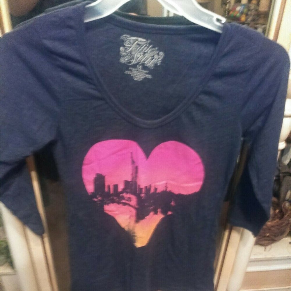 EUC Sz M Fifth Sun Heart Skyline Fitted Tee Shirt